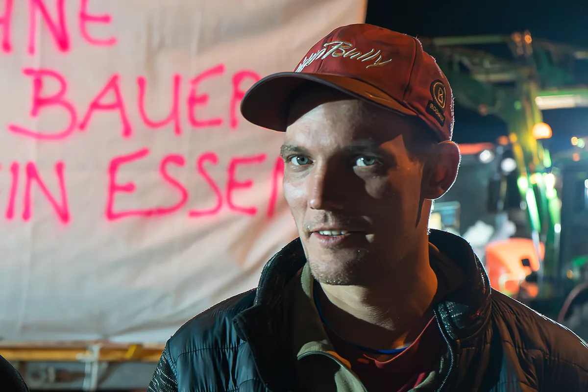 Marcel Hotz unterstützt den Bauernprotest in Hinwil.